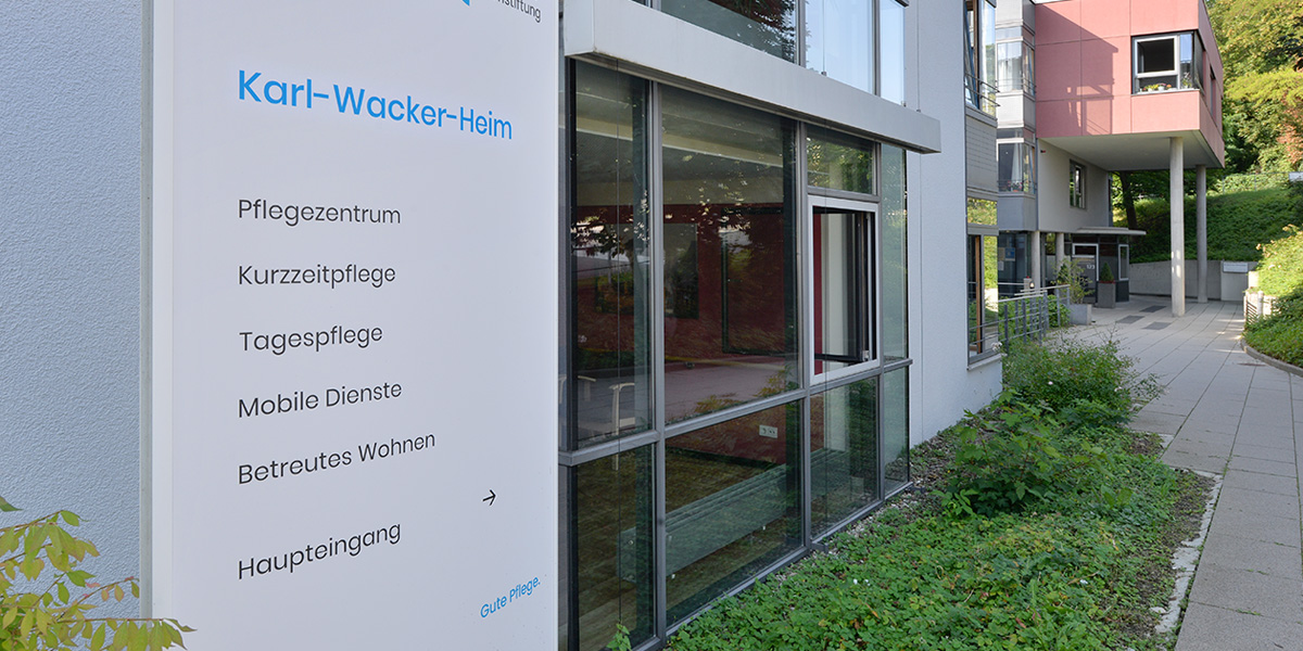 Beschilderung Eingang Tagespflege Stuttgart-Botnang